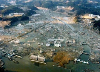 La ciudad de Minami Sanriku, en la prefectura de Miyagi, ha quedado bajo las aguas tras el tsunami. La región era la unión de dos ciudades: Utatsu, es famosa por su museo de fósiles y sus ostras baratas, y la otra es un pueblo de pescadores de 15.000 habitantes con playa artificial, buceo y cámping.