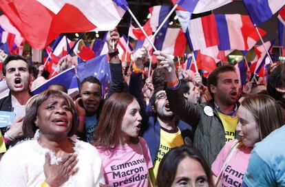 Partidarios de Macron celebran la victoria electoral de En Marche!.
