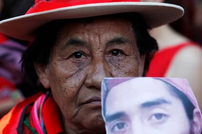Un activista mapuche muestra la foto de Rafael Nahuel en Bariloche, Buenos Aires, Argentina.  