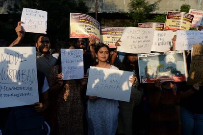 El Gobierno de la India, un país que no cuenta con una regulación específica para refugiados, ha justificado la ley por la necesidad de dar asilo a estas minorías perseguidas en sus países de origen. En la imagen, los manifestantes exhiben pancartas en una protesta en Chennai, en el sureste del país.