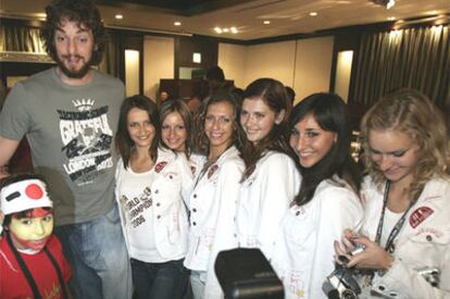 Pau Gasol posa con un grupo de aficionadas tras la victoria en la final del Mundial de baloncesto ante Grecia.