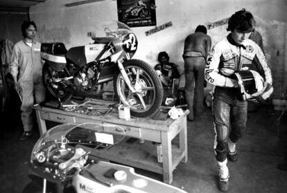 Ángel Nieto durante los preparativos en el Gran Premio de España de Motociclismo de 1979.