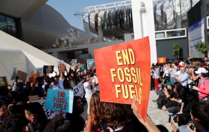 Protesta de activistas climáticos en la cumbre de Dubái este viernes para pedir el "final de los combustibles fósiles".