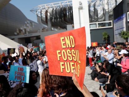 Protesta de activistas climáticos en la cumbre de Dubái este viernes para pedir el "final de los combustibles fósiles".