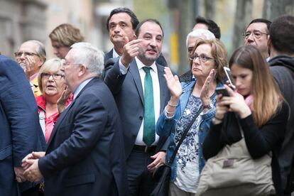 El secretario general de UDC, Ramón Espadaler, conseller del Interior en el Govern cuando se organizó el 9N, ha querido estar esta mañana presente en las puertas del Palau de Justicia para apoyar a Rigau en su declaración como imputada.