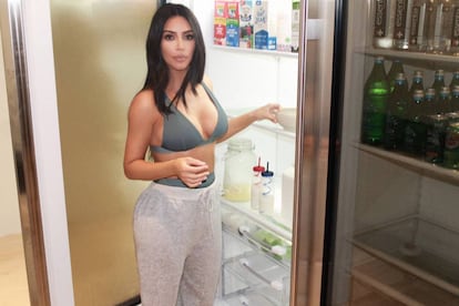 "¿Qué se come en esa casa?", le preguntaron a Kim Kardashian sus seguidores de Twitter, al ver que en su nevera solo había agua y leche.