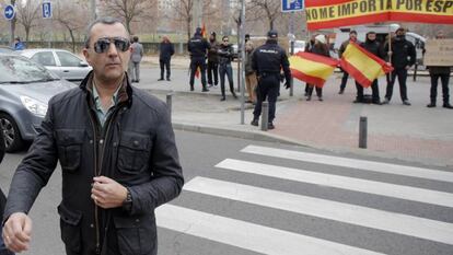 Uno de los acusados del asalto de un grupo de extrema derecha al centro cultural Blanquerna de Madrid en 2013, a su llegada a la Audiencia Provincial de Madrid en 2020.