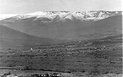 Vista del valle de Lozoya. Al fondo, la sierra de Guadarrama.