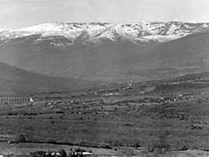 Vista del valle de Lozoya. Al fondo, la sierra de Guadarrama.