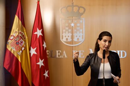 La portavoz de Vox en la Asamblea, Rocío Monasterio, da una rueda de prensa tras el pleno de la Asamblea de Madrid, este jueves. 