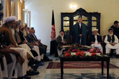 La sesión inaugural del Consejo de la Paz, con el presidente Hamid Karzai (el tercero sentado desde la derecha).