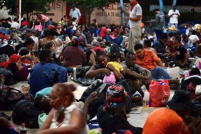 Migrantes descansan en una cancha deportiva en Huixtla, Chiapas (México). 