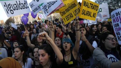 Un grupo de manifestantes en la marcha por el D&iacute;a de la Mujer en Madrid.