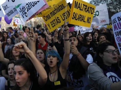 Un grupo de manifestantes en la marcha por el D&iacute;a de la Mujer en Madrid.