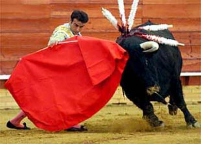 Enrique Ponce, en uno de los lances de muleta a uno de los toros.