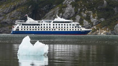 El 'Ventus Australis' se interna en el estrecho de Magallanes por el canal Magdalena.