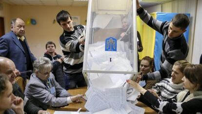Recuento de votos en un colegio electoral de Kiev.
