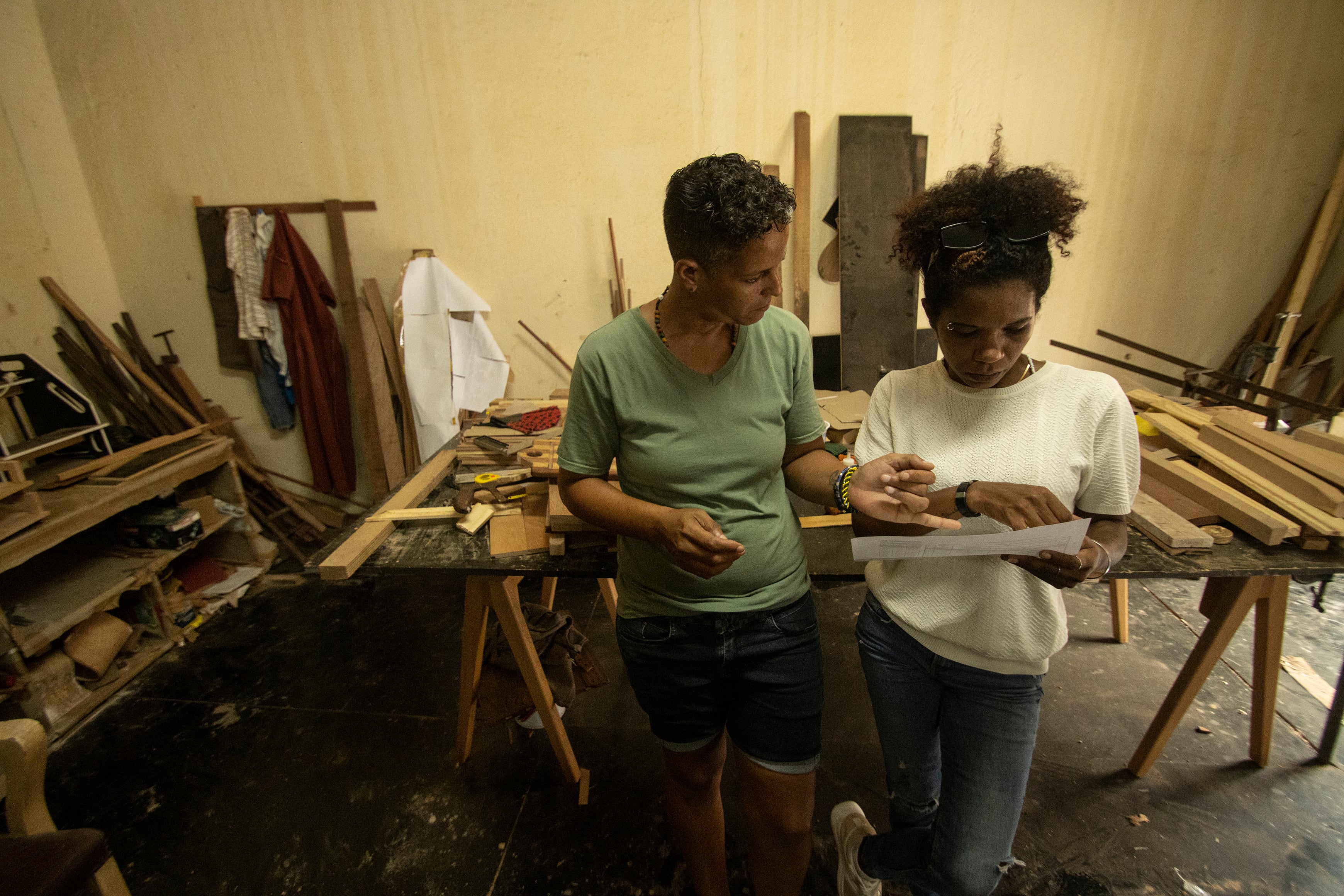 Carpinteras de La Habana: cuando tallar la madera rompe estereotipos de género y se convierte en un acto de resiliencia