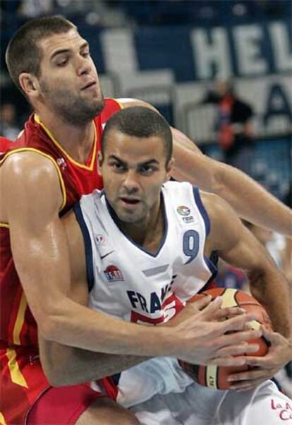 Felipe Reyes trata de impedir una penetración de Tony Parker.