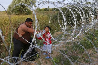 Inmigrantes  esperan en la parte serbia de la frontera con Hungra