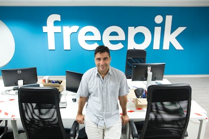 El alicantino Joaquín Cuenca, en las oficinas de Freepik, la empresa que dirige.