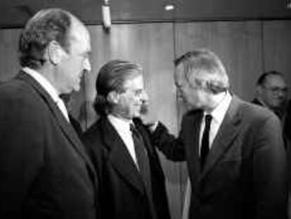 B 32698 (15/FEB/00) -COLOR- JOSEP PIQUE CON PERSONAJES DE LA CULTURA. DEIZQ. A DER. ENRIQUE LA CALLE, RICARDO BOFILL Y JOSEP PIQEU. -FOTO: MANOLO S. URBANO.