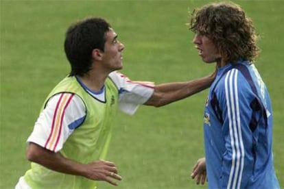 Un imagen de la pelea entre Vicente y Puyol durante el entrenamiento de ayer de la selección española en Las Rozas (Madrid).