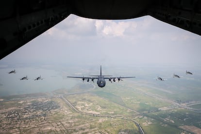 Maniobras militares durante el desfile aéreo. 