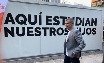 El candidato de Ciudadanos Toni Cantó, ante el aula fabricada que han colocado este lunes en el centro de Valencia en un acto de campaña electoral.