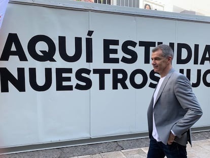 El candidato de Ciudadanos Toni Cantó, ante el aula fabricada que han colocado este lunes en el centro de Valencia en un acto de campaña electoral.  