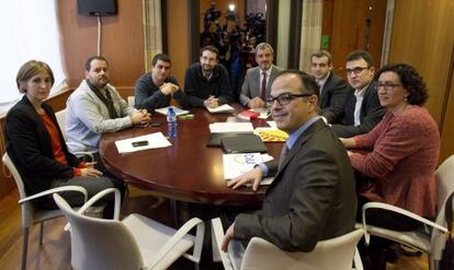 En primer t&eacute;rmino y hacia la derecha, Jordi Turull (CiU), Marta Rovira y Llu&iacute;s Salvad&oacute; (ERC), Maurici Lucena y Jaume Collboni (PSC), Llu&iacute;s Sales y Quim Arrufat (CUP), y Joan Mena y Dolors Camats (ICV-EUiA).