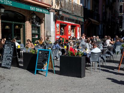 Varias personas sentadas en una terraza en Madrid, el pasado lunes.