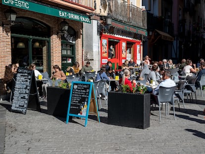 A sidewalk café in Madrid.