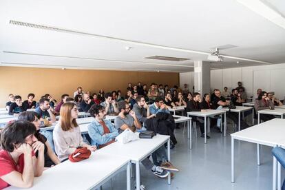 El público de la mesa redonda entre el DEV y el manifiesto.