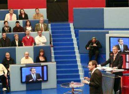 Zapatero, en el estudio de Televisión Española, responde a la pregunta de uno de los ciudadanos.