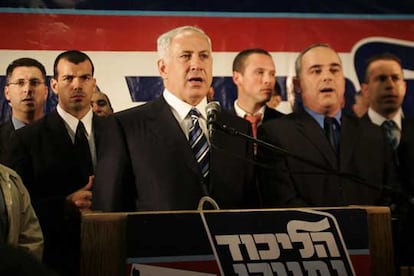 El ex primer ministro israelí Benjamin Netanyahu, líder del conservador Likud, canta el himno nacional de Israel en el centro electoral del partido en Tel Aviv. El Likud, que ha dominado la política del país durante tres décadas, habría obtenido tan sólo 11 o 12 escaños en las elecciones generales de este lunes, según las encuestas.