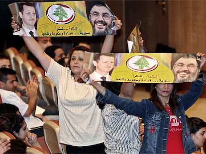 Miembros del sindicato sirio de periodistas sostienen carteles en favor de Hezbolá ayer en Damasco.