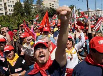 Cientos de trabajadores de la planta de Delphi durante la manifestación con motivo de la celebración del 1 de Mayo, convocada por los sindicatos CCOO, UGT y CGT, hoy en Cádiz.