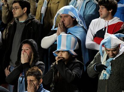 Aficionados argentinos lamentándose por la eliminación de su selección ante Uruguay en la Copa América