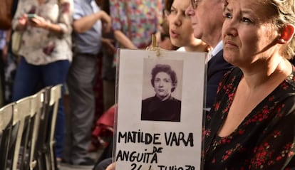 Imagem da homenagem na sexta-feira em frente à Igreja de Santa Cruz aos 12 sequestrados em 1977.