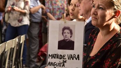 Imagem da homenagem na sexta-feira em frente à Igreja de Santa Cruz aos 12 sequestrados em 1977.