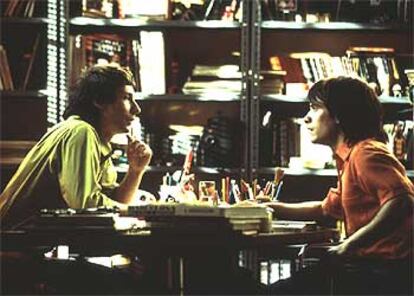 Fele Martínez (izquierda) y Gael García Bernal, en el rodaje de <i>La mala educación</i>, de Pedro Almodóvar.