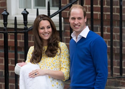 El 2 de mayo de 2015, los duques de Cambridge daban la bienvenida a su segundo hijo: la princesa Carlos se convertía en ese mismo momento en la cuarta en la línea de sucesión al trono británico, por detras de su hermano, el príncipe Jorge, su padre, Guillermo de Inglaterra, y su abuelo, Carlos de Inglaterra.