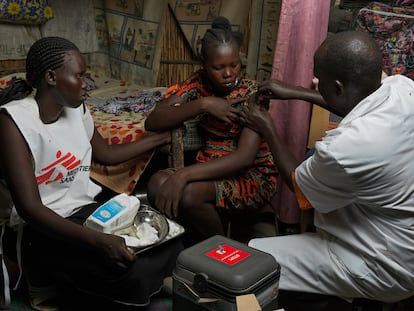 Un médico de MSF inmuniza a una mujer dentro de la campaña de vacunación contra la hepatitis E en Bentiu, en el estado de Unidad de Sudán del Sur.