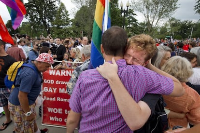 El caso abordado en la decisión judicial aludía a los estados de Kentucky, Michigan, Ohio y Tennessee, donde se define el matrimonio como la unión de un hombre y una mujer. En la imagen, una pareja se abraza tras el histórico fallo en Washington.