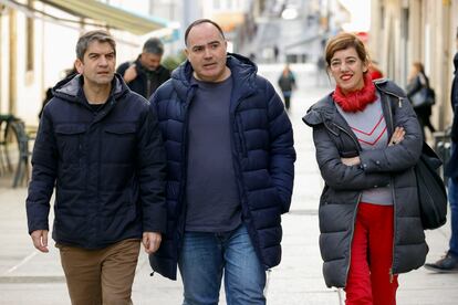 Marta Lois (derecha), con el exalcalde de Ferrol Jorge Suárez (izquierda) y el dirigente de CC OO Víctor Ledo (centro),  antes de su encuentro con el comité de empresa de Navantia Ferrol, este lunes.