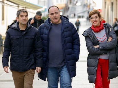 Marta Lois (derecha), con el exalcalde de Ferrol Jorge Suárez (izquierda) y el dirigente de CC OO Víctor Ledo (centro),  antes de su encuentro con el comité de empresa de Navantia Ferrol, este lunes.