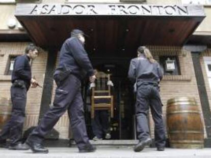 Agentes de la Agencia Tributaria se han personado hoy en el restaurante madrileño "El Frontón" para embargar mobiliario y otros enseres.