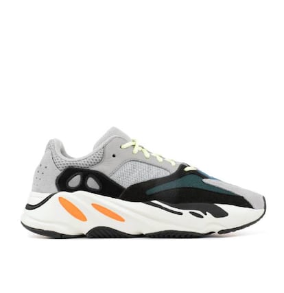 Las Adidas Yeezy Boost 700 Wave Runner han generado polémica desde su debut en 2017 debido a su abultado aspecto, relacionado con la tendencia de los llamadas "zapatillas de padre" (las 'dad shoes' como las Balenciaga Triple S o las Nike Air Monarch). Las zapatillas, sin embargo, se agotaron el mismo día de su lanzamiento a un precio de 300 euros. El propio Kanye West reveló durante su famosa serie de tuits en abril que las Yeezy 700 eran las zapatillas de Adidas más solicitadas, lo cual indica que veremos el estreno de nuevos modelos antes de finales de año. En la reventa pueden llegar a los 650 euros.