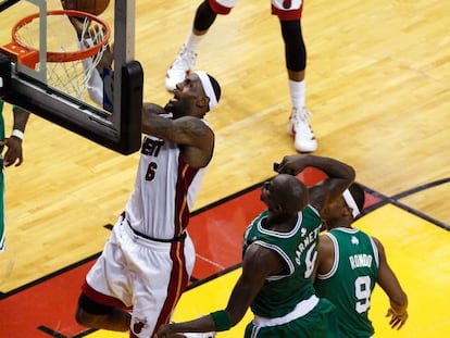 LeBron James durante el partido.